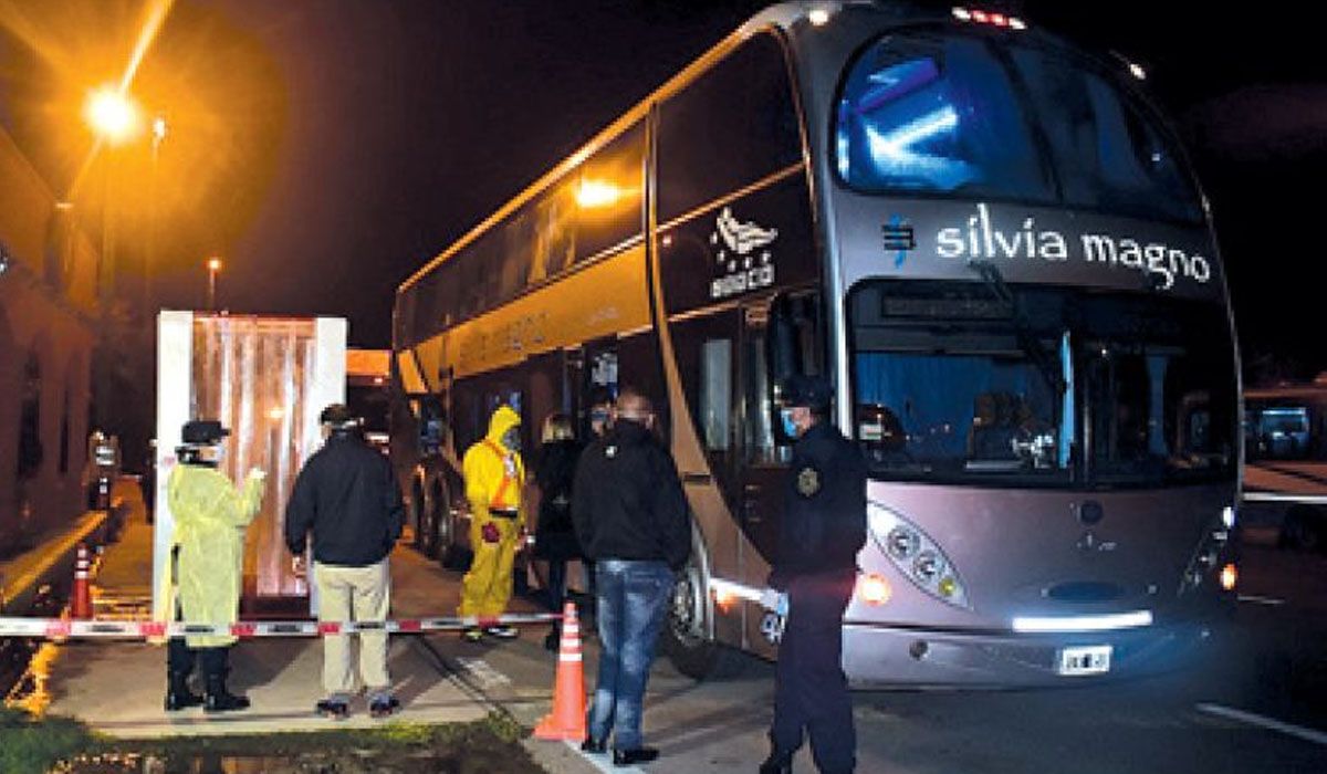 Omnibus con repatriados sin control / VIOLADORA DE LA CUARENTENA