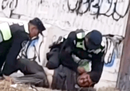 POLICÍAS ATACARON A UN INDIGENTE
