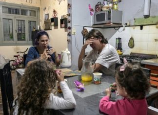 NO ALCANZA PARA LLENAR LA OLLA