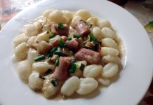 ÑOQUIS CON SALSA DE CREMA Y VERDEO