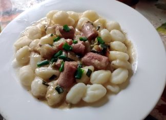 ÑOQUIS CON SALSA DE CREMA Y VERDEO