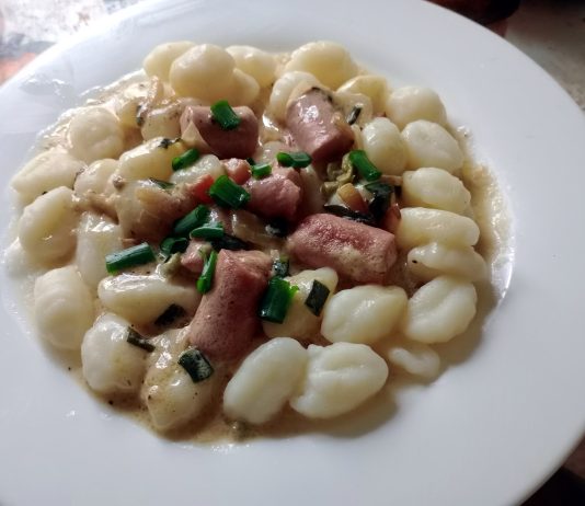 ÑOQUIS CON SALSA DE CREMA Y VERDEO