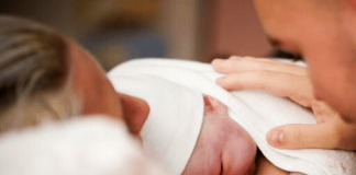 MENOS BEBÉS Y MÁS ARGENTINOS QUE SE VAN