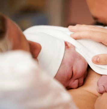 MENOS BEBÉS Y MÁS ARGENTINOS QUE SE VAN